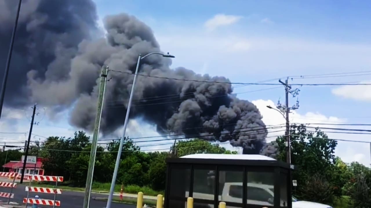 Al menos 100 bomberos de Houston combaten incendio de neumáticos cerca del Canal de Navegación
