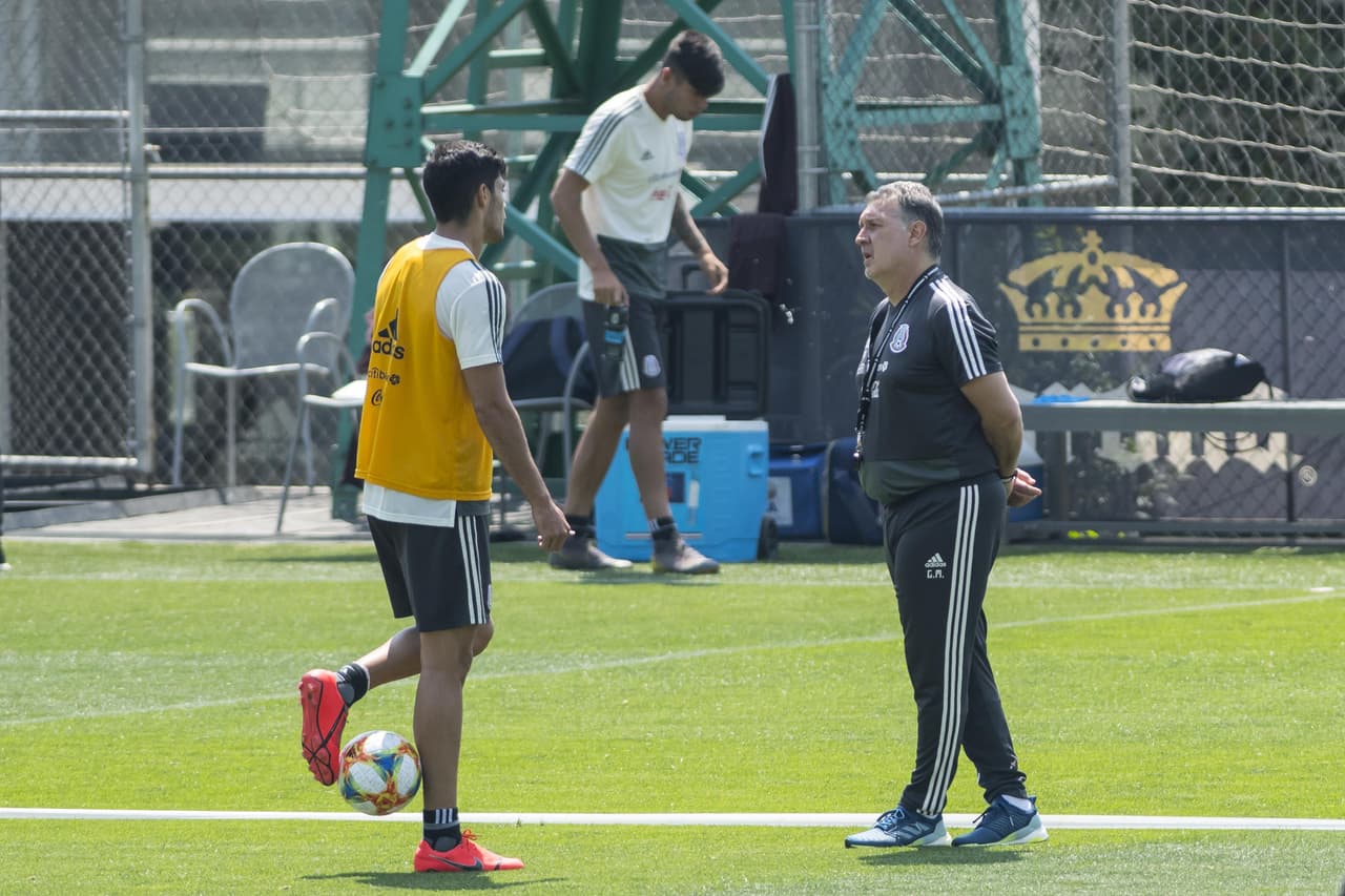 El argentino Gerardo Martino, técnico de la 
<b>Selección Mexicana</b>, realiza ajustes con los 
<a href="https://www.univision.com/deportes/futbol/mexico/los-rostros-de-gerardo-tata-martino-en-la-rueda-de-prensa-de-cara-a-la-copa-oro-fotos" target="_blank">jugadores de su convocatoria</a> para la 
<b>Copa Oro</b>, su primer reto en un torneo oficial con el 'Tri'.