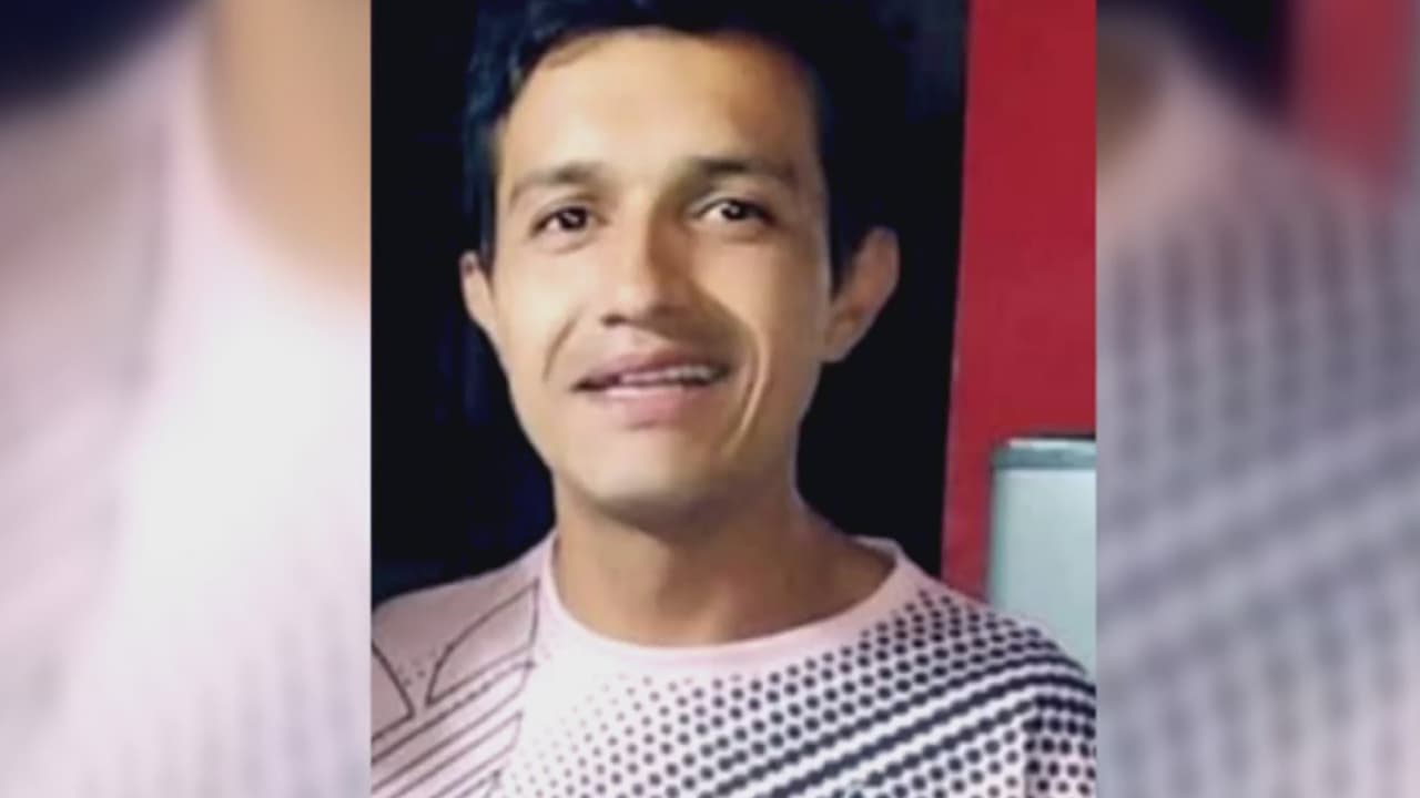<b>"Su cráneo quedó destrozado": hombre fue atropellado y el conductor huyó</b>
<br>
<br>Carlos Echeverry, de 36 años, fue atropellado por un auto a más de 70 mph en Bogotá, Colombia. La familia no se repone pues deja un gran vacío, especialmente para sus dos hijas, de 13 y 8 años.
