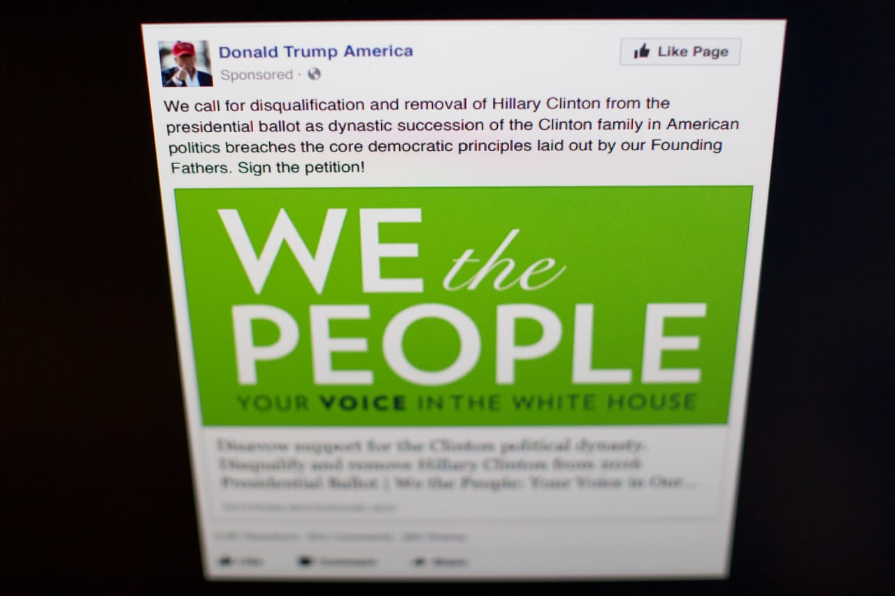 La organización con presunto origen ruso
<i>Donald Trump América</i> pagó anuncios que llamaban a la descalificación de Clinton para la carrera presidencial porque
<b>‘la sucesión democrática de la familia Clinton atenta contra el núcleo político por los padres fundadores”. </b>