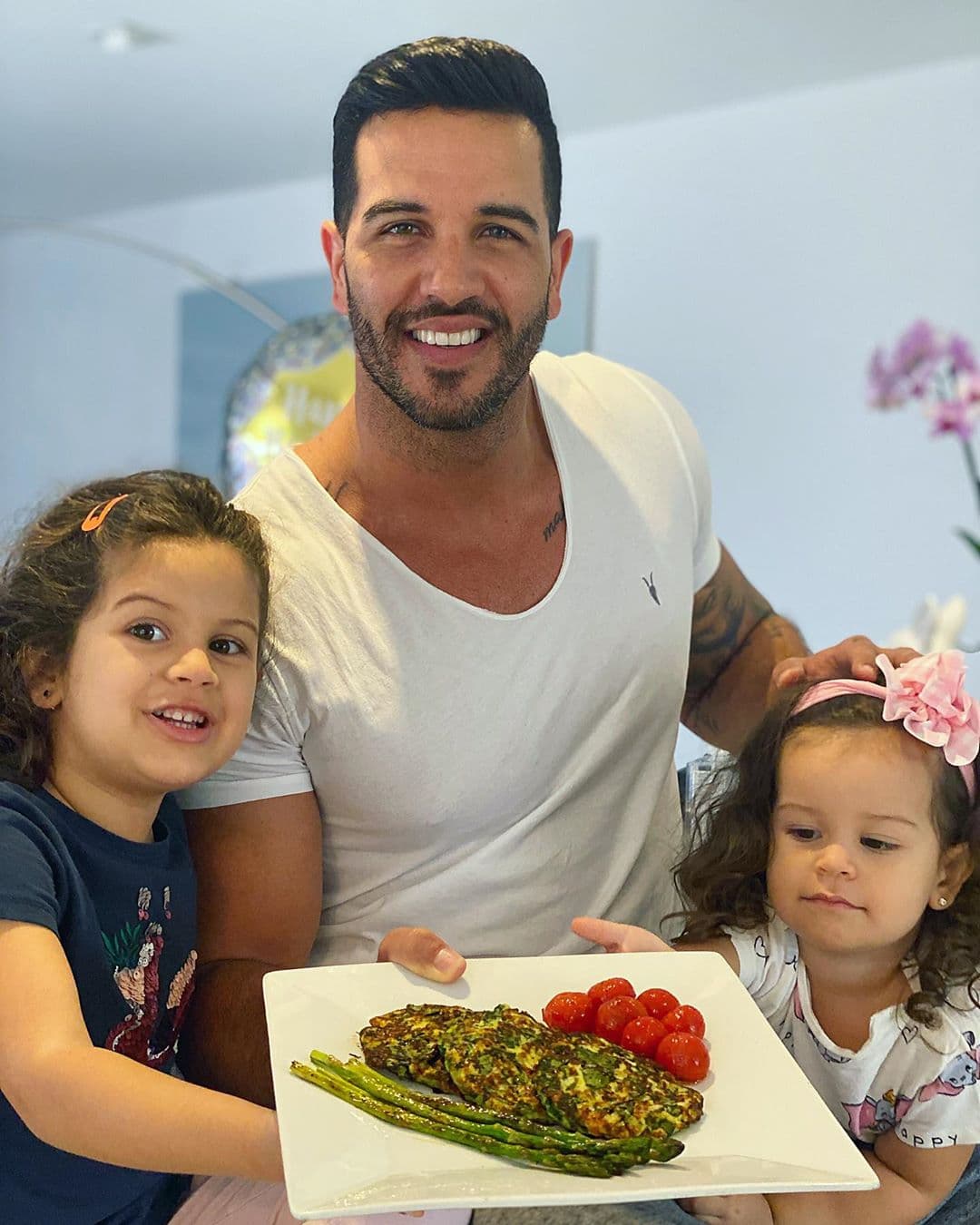 Chef Yisus también ha formado una bonita familia junto a su esposa Juliana y sus pequeñas, Silvana y Anabella.