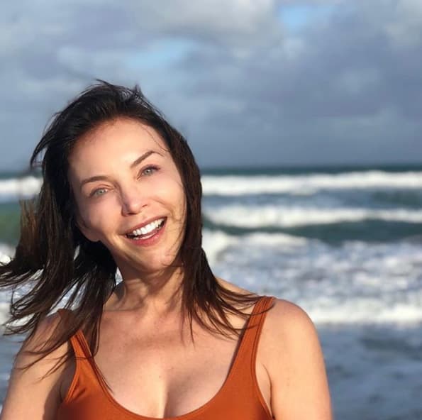 "Cuando nos conocimos, los dos dijimos: 'No, casarnos nunca, casarnos no', y míranos. Cada quien vive lo que le toca vivir. Yo lo único que te puedo decir es que tengo amigas que están en matrimonios cansados y no es mi caso. Entonces, me siento una mujer muy afortunada. Tenemos una edad en la que sabemos dónde estamos, ya no somos unos niños", sentenció.