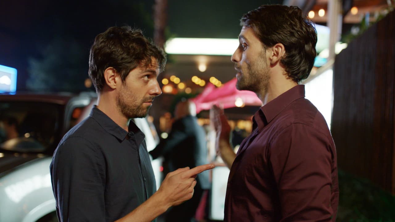 <b><a href="http://www.univision.com/series/rosario-tijeras/antonio-gaona-es-emilio-echegaray-en-rosario-tijeras">Emilio</a></b> mantenía un romance con 
<b>Leticia</b> (hermana de Antonio), quien deseaba confesarle que estaba embarazada.