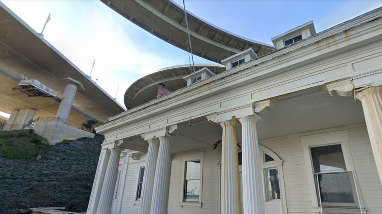 Diseñada para ser opulenta, contaba con amplios ventanales que ofrecían vistas panorámicas de la Bahía y las colinas de East Bay.