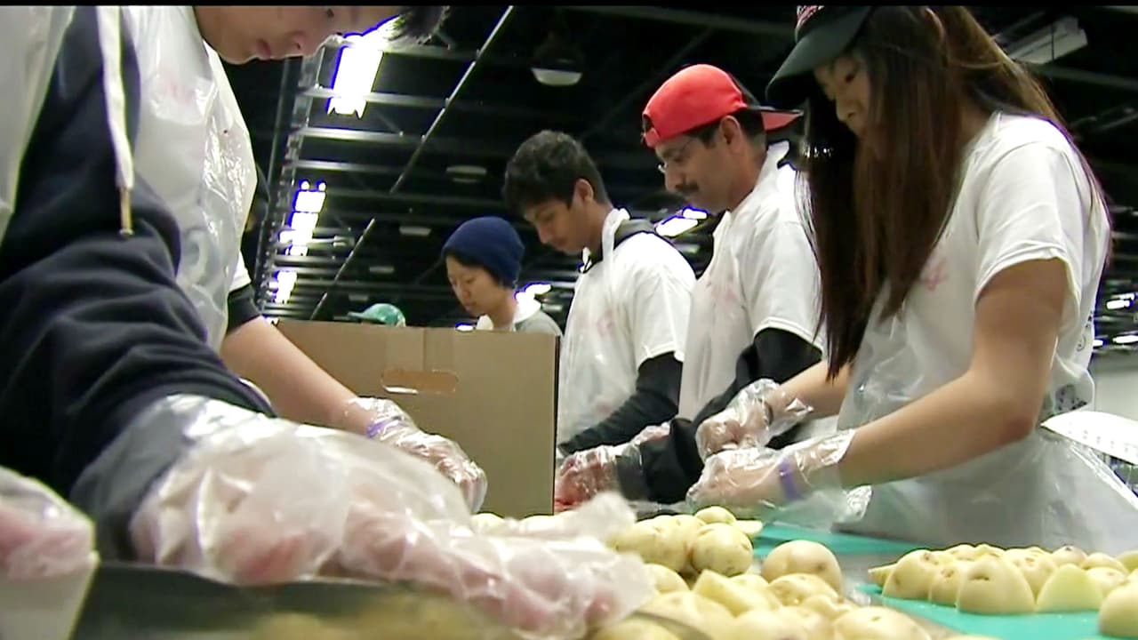 Unas 15,000 personas recibirán cena de Acción de Gracias preparada por voluntarios