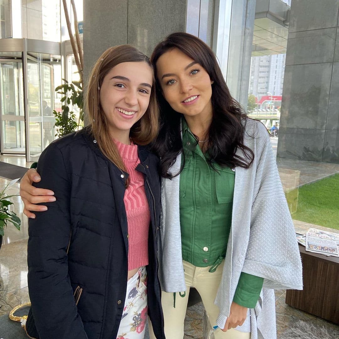 Con 
<b><a href="https://www.univision.com/temas/angelique-boyer">Angelique Boyer</a></b> trabajó en la telenovela '
<b><a href="https://www.univision.com/programas/novelas/4-anos-despues-de-su-estreno-asi-recordamos-la-telenovela-lo-que-la-vida-me-robo-fotos">Lo que la vida me robó</a></b>' (2013) y ahora vuelven a compartir foros en el melodrama que aborda el tema del acoso cibernético.