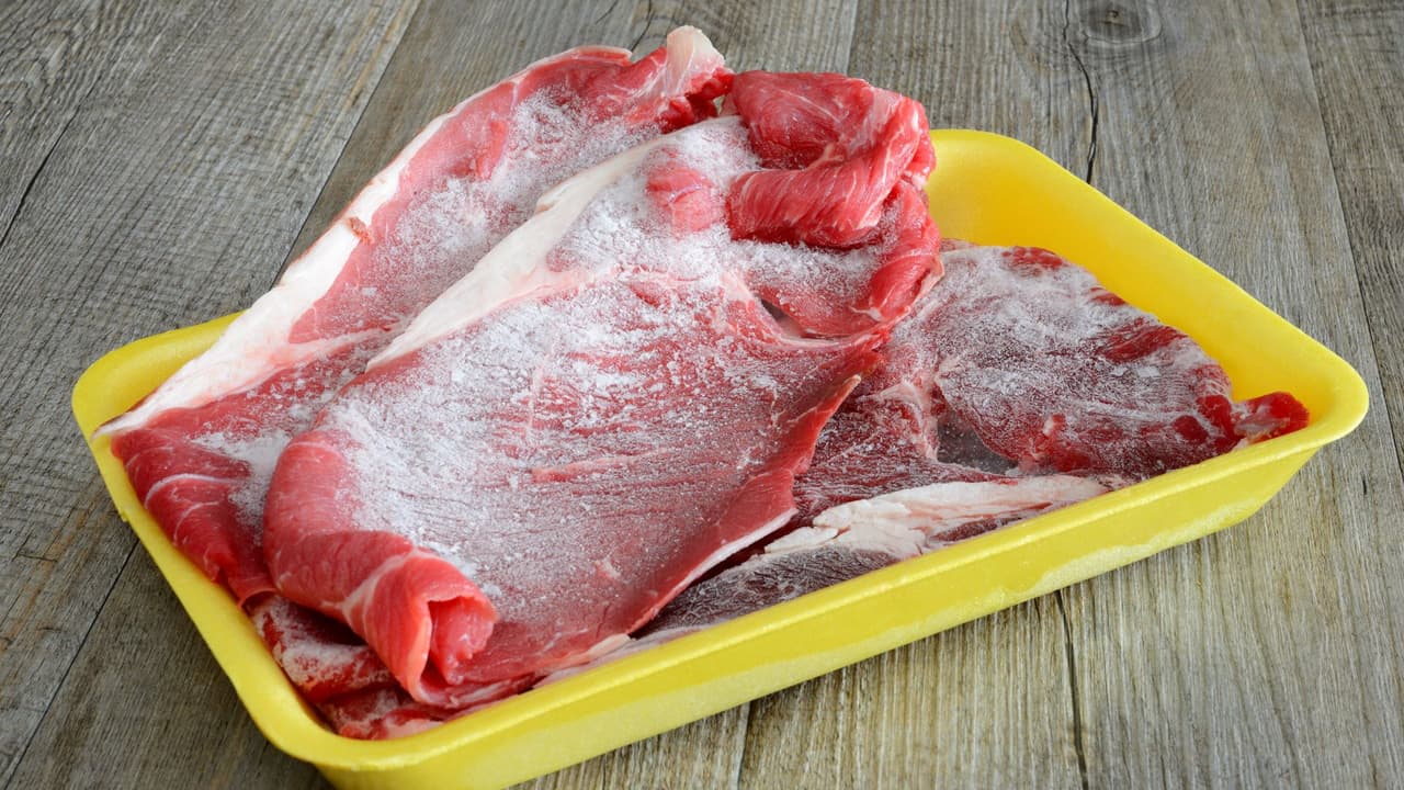 ¿Cómo descongelar carne correctamente? Te enseñamos los 2 mejores métodos rápidos y seguros para tu salud