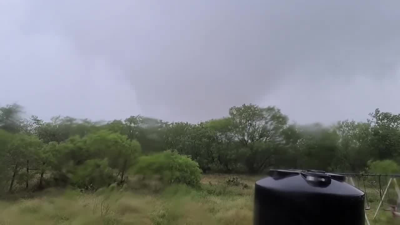 Confirman un tornado en el condado Bastrop y piden a la población en el centro de Texas extremar precauciones 