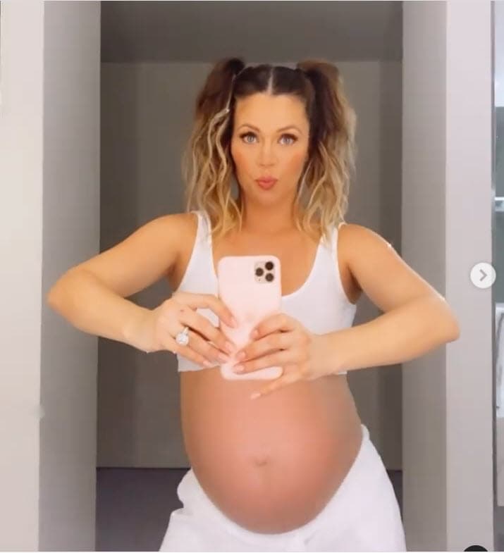 La enfermedad la ha atacado ahora que está por cumplir los 9 meses y a punto de dar a luz. Según una publicación que realizó en sus historias de Instagram, le ha afectado no solo en lo físico sino también en lo emocional. 
<br>