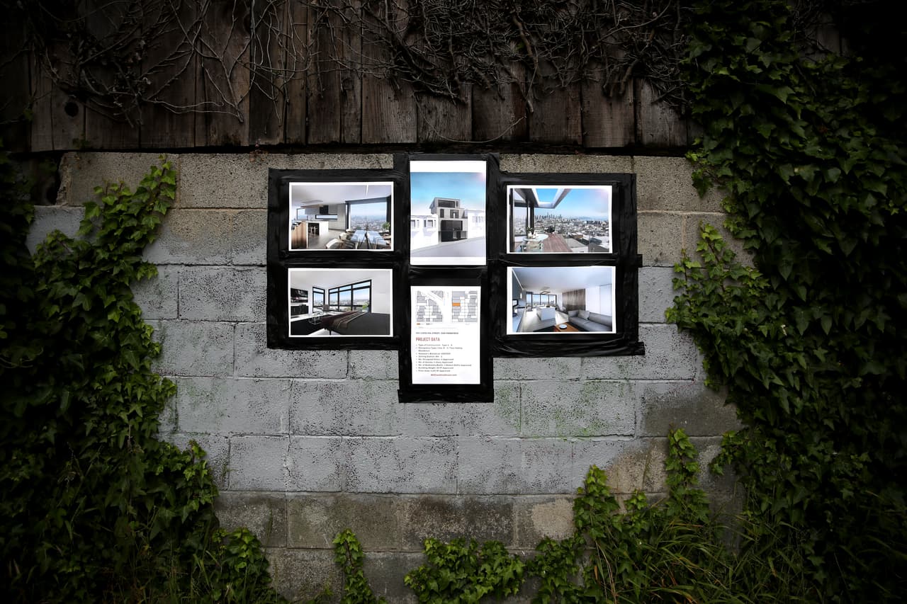 El nuevo plan de construcción también fue aprobado por el Ayuntamiento e incluye una flamante casa de cuatro niveles con la misma cantidad de baños y recámaras, así como dos cocheras y un elevador. ¿El precio final? Más de $5 millones.
<br>