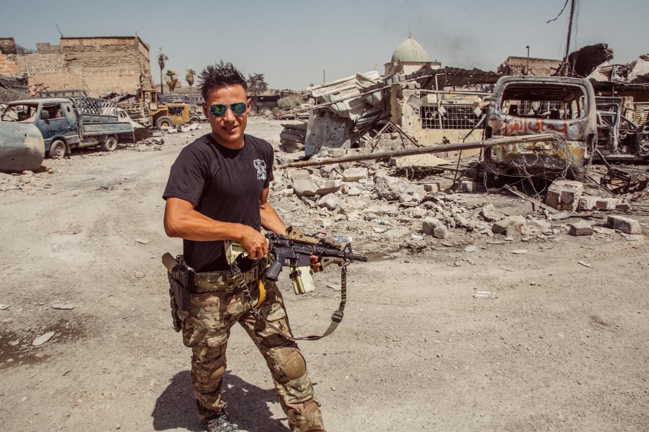 “Este miembro de las Fuerzas Especiales de Irak se preparó para ser fotografiado”, contó Argueta. “Se puso gelatina en el cabello y corrió hacia los fotógrafos”.