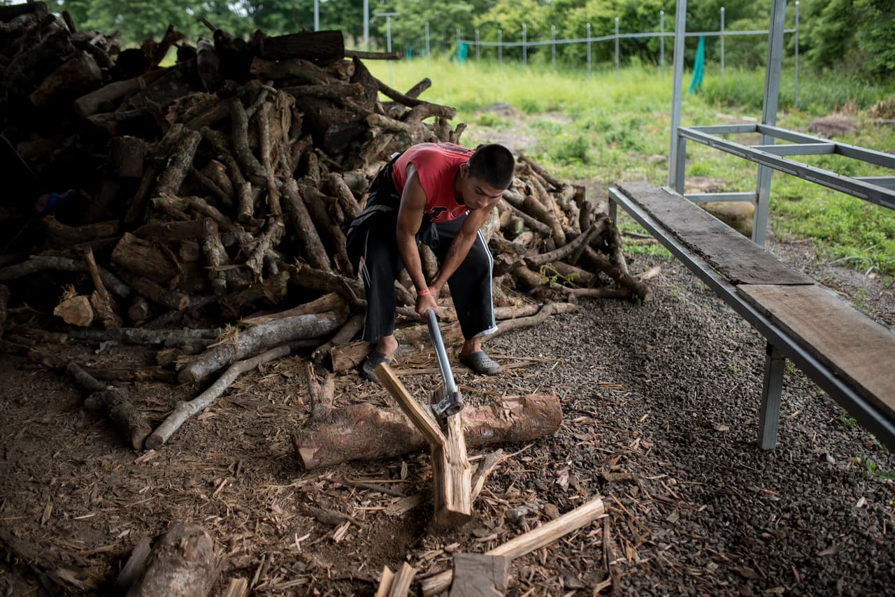 Los refugiados encuentran techo, alimentación y enseres básicos en los refugios. Los nicaragüenses son los nuevos miembros en los albergues que son ocupados mayormente por migrantes africanos y haitianos, a los que las autoridades costarricenses llaman “extrarregionales”. Cada refugiado cumple un rol dentro del albergue.