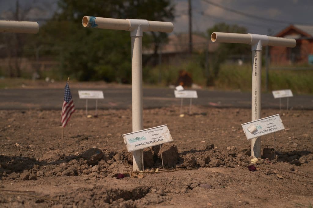 Estados Unidos 
<a href="https://www.univision.com/noticias/inmigracion/llegada-de-migrantes-a-la-frontera-entre-eeuu-y-mexico-en-niveles-historicos">registró un año récord en su frontera sur</a> con más de 2.2 millones de detenciones. Pero 
<b>no todos tienen la suerte de llegar</b>: 
<a href="https://www.univision.com/noticias/inmigracion/record-muertes-inmigrantes-frontera-mexico-estados-unidos-ano-fiscal">de octubre de 2021 a agosto de 2022, más de 700 migrantes murieron en el intento de migrar a Estados Unidos</a>, un 36% más que el año anterior.
