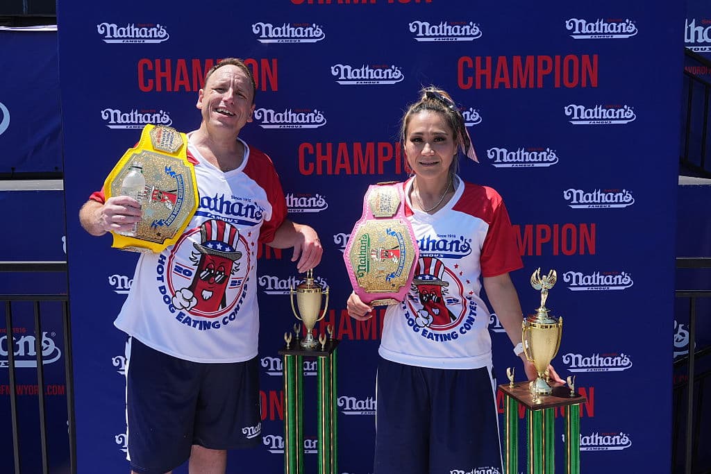 Chestnut superó a 14 competidores de Estados Unidos y varios países como Australia, República Checa, Ontario, Inglaterra y Brasil. Chestnut había participado en 2024 en una exhibición con soldados en Fort Bliss, Texas, donde comió 57 perros calientes en cinco minutos.