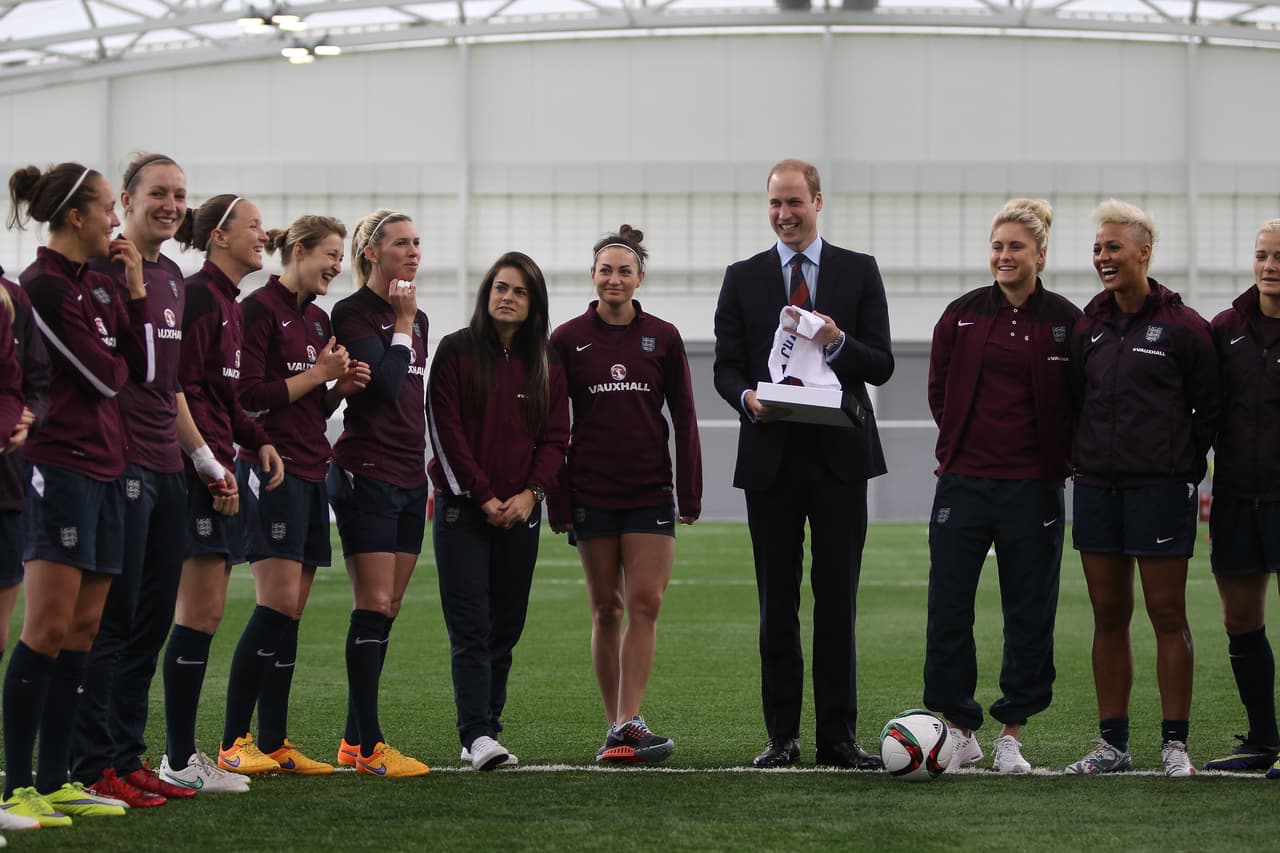 Las jugadoras no pudieron evitar preguntar al esposo de Kate Middleron sobre su experiencia como padre de su nueva bebita.