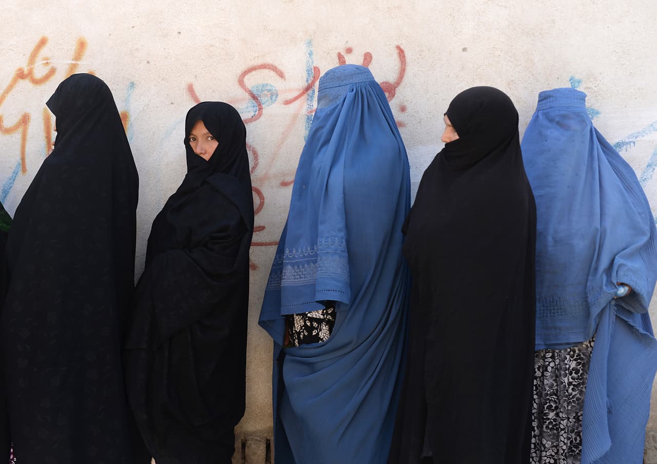 Mujeres afganas hacen fila para votar en Kabul en junio de 2014. Según el comunicado de la AFP, Marai se destacaba por “su travieso sentido del humor y por su amor a sus hijos. A estos los llevaba a menudo a la oficina para que saludaran a sus colegas”.