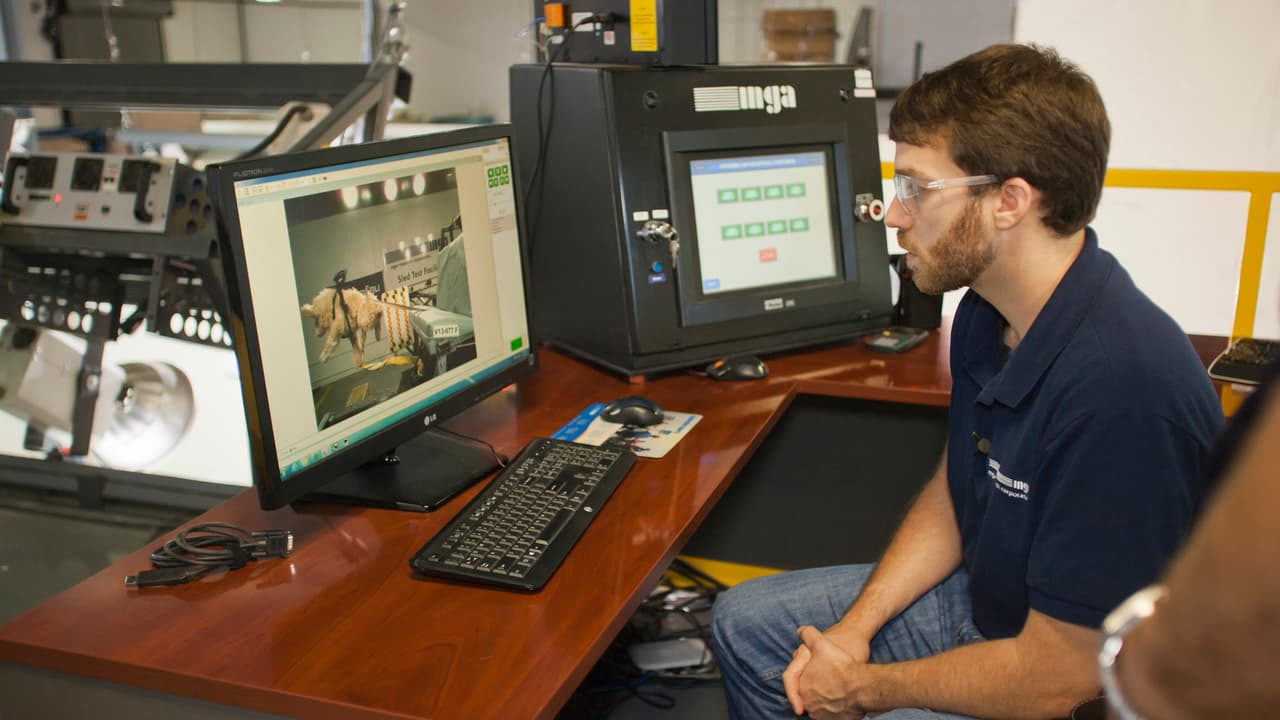 <h3 class="cms-H3-H3"><b>Las mascotas deben mantenerse en el asiento posterior</b></h3>
<br>La segunda razón para mantener las mascotas fuera de la fila frontal son las bolsas de aire frontales que están diseñadas para seres humanos, asegurados en las butacas delanteras. Estos sistemas pueden herir al animal en lugar de protegerlo. Además, el riesgo de ser eyectados fuera del vehículo mientras ocupa el asiento delantero es mucho mayor.
<br>