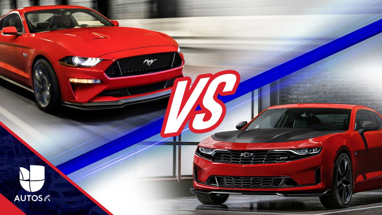 La competencia entre el Ford Mustang y el Chevrolet Camaro es un clásico americano que data de hace más de medio siglo. Cuando en abril de 1964 Ford sorprendió a la industria, y a si misma, lanzando el Mustang, uno de los autos más exitosos de todos los tiempos, su archirrival Chevrolet no tenía nada que se le comparase, ni siquiera en sus mesas de dibujo. Sin embargo la receta del Mustang, que consistía en construir un coupé de aspecto deportivo sobre el chasis de un auto compacto económico, no era difícil de seguir, por lo que dos años y medio más tarde, Chevrolet presentó el Camaro 1967 su respuesta al exitoso Ford. A partir de ese momento la rivalidad entre los dos modelos ha sido una guerra total, en la que Ford pudo cantar victoria cuando el Camaro fue cancelado en el año 2003. Sin embargo el pony car de Chevrolet hizo un regreso triunfal en 2010 y hoy la guerra entre el Mustang y el Camaro está más intensa que nunca.
<br>
<br>Para 2019 Chevrolet acaba de revelar una actualización del Camaro con una inusual y enorme parrilla que adquiere aspectos distintos dependiendo del modelo de que se trate. ¿Cómo se compara con el exitoso Mustang, actualizado también para 2018? 
<b>Sea usted el juez</b>.