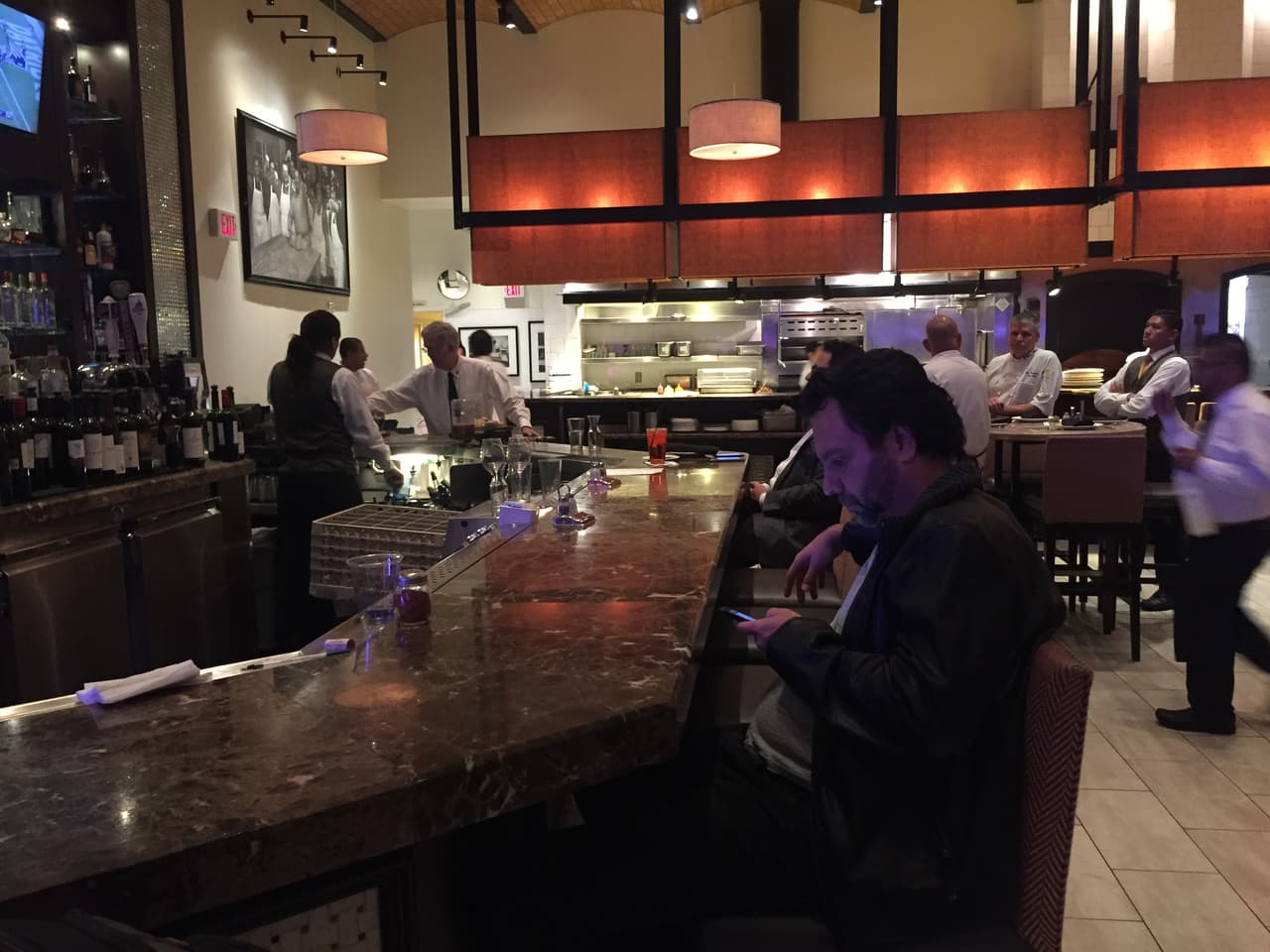 Después vimos a
<a href="http://www.univision.com/personas-omar-velasco">Omar</a> muy enfocado en el juego... ¿O su teléfono?