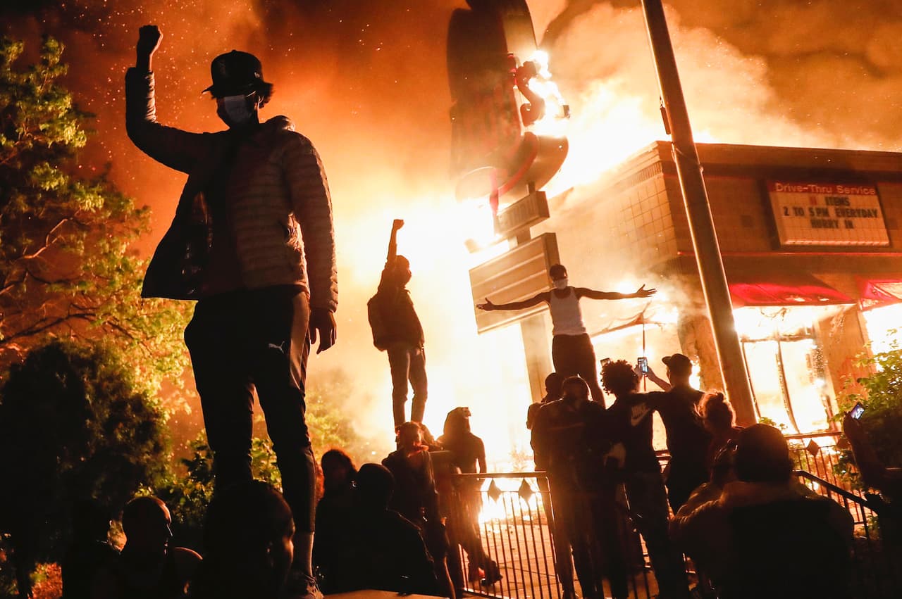 Trump llama "matones" a los manifestantes en Minneapolis y amenaza: "Cuando empiece el saqueo, empiezan los disparos"