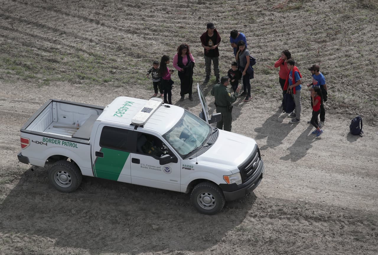 La imagen fue tomada desde un helicóptero que patrullaba la frontera en Mission, Texas, mientras las autoridades de CBP detenían a un grupo de centroamericanos que llegaba a Estados Unidos para pedir asilo.