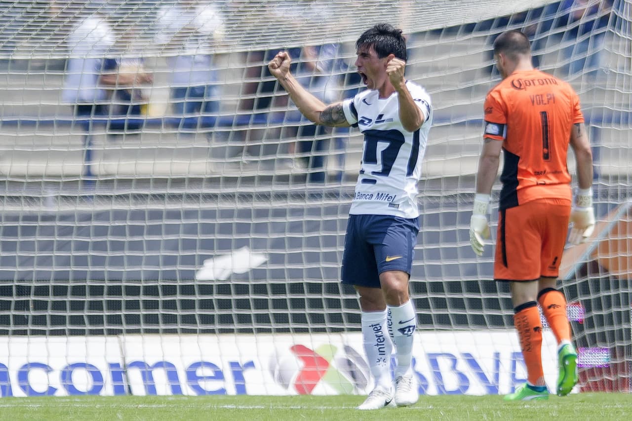 Sin embargo, en el minuto 15, Matías Alustiza sacó un remate de media distancia al que el portero de los Gallos no reaccionó bien y se convirtió en el 1-0.