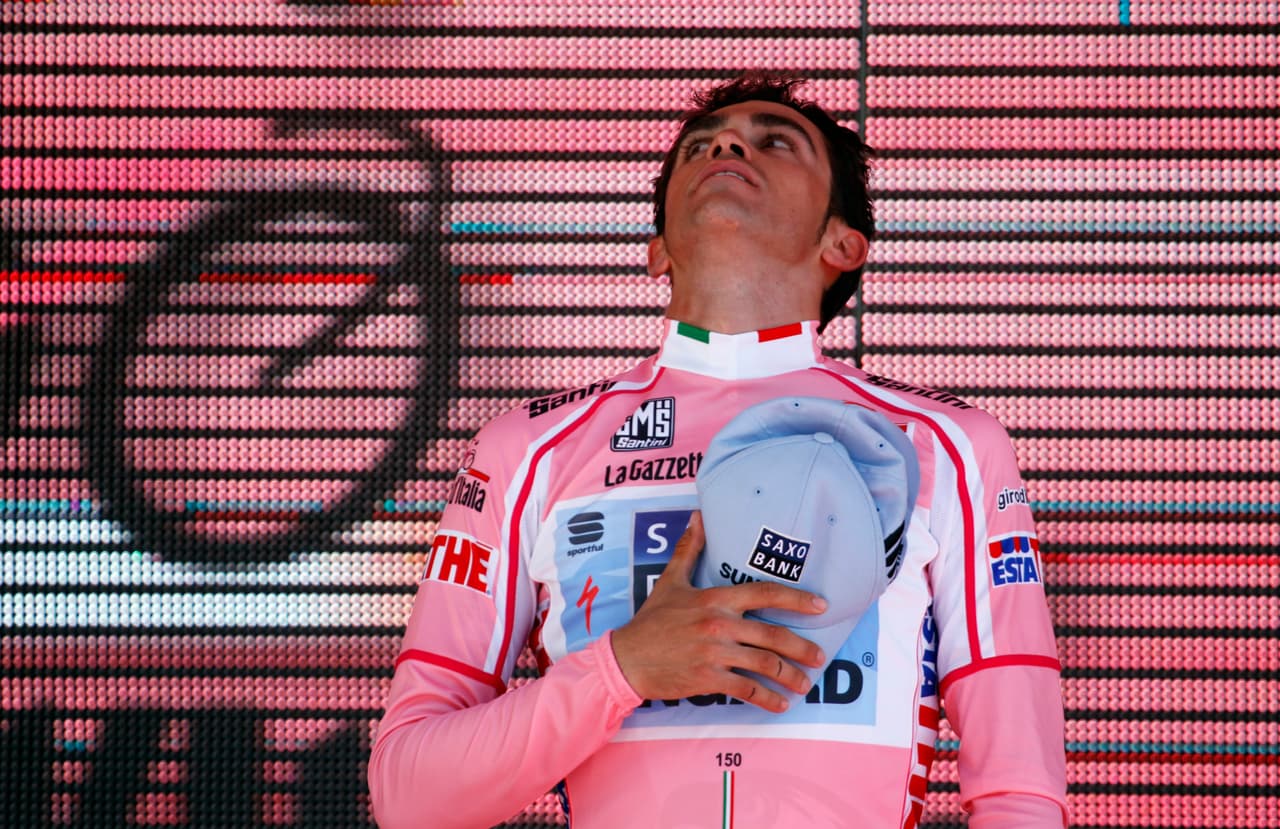 Otro deportista que vivió un momento incómodo fue el español Alberto Contador en el Giro de Italia 2011, cuando la organización puso el 
<b>himno franquista (de la dictadura militar)</b> en lugar del de España actual.