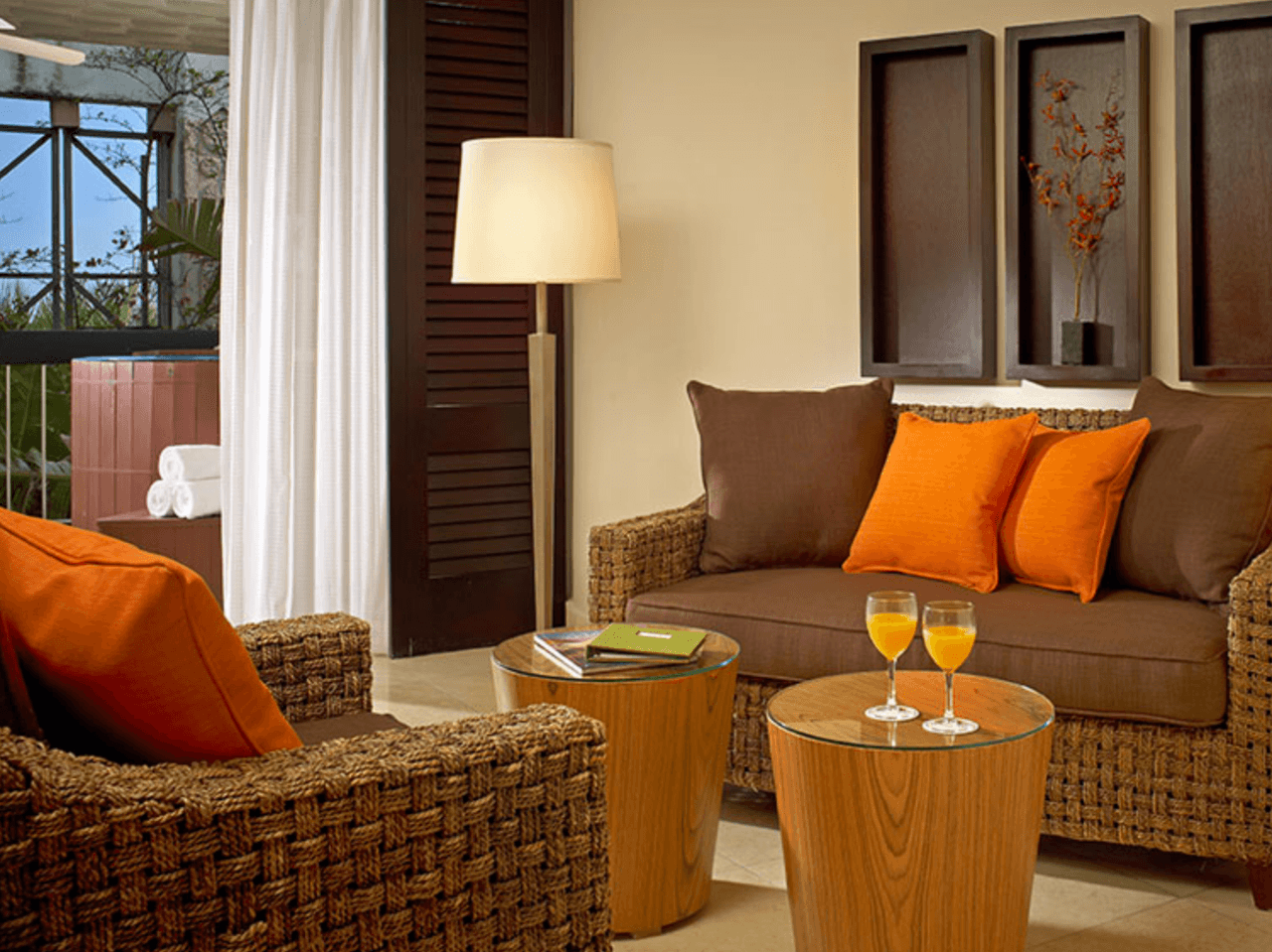 El Mayfair está ubicado en 3000 Florida Avenue en Coconut Grove.