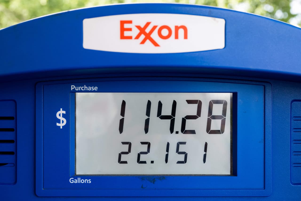 <b>A nivel nacional |</b> Los precios de la gasolina regular promediaron un récord de $5.01 el 13 de junio de 2022, de acuerdo al registro que lleva diariamente la
<i>American Automobile Association</i> (AAA).
<br>
<br>"El costo del barril de petróleo está por encima de los $120, casi duplicando el precio de agosto pasado, debido a que la creciente demanda supera un ajustado suministro mundial. Mientras tanto, la demanda de gasolina en Estados Unidos sigue siendo robusta al inicio de la temporada de viajes del verano. Como resultado, el precio promedio del galón de gasolina a nivel nacional subió 15 centavos frente a la semana previa, 58 centavos frente al mes pasado y $1.94 frente al mismo momento del año pasado", dijo la AAA.
<br>
<br>
<b>Te mostramos cuánto cuesta el galón de gasolina en cada estado. Los precios están actualizados hasta el 13 de junio.</b>