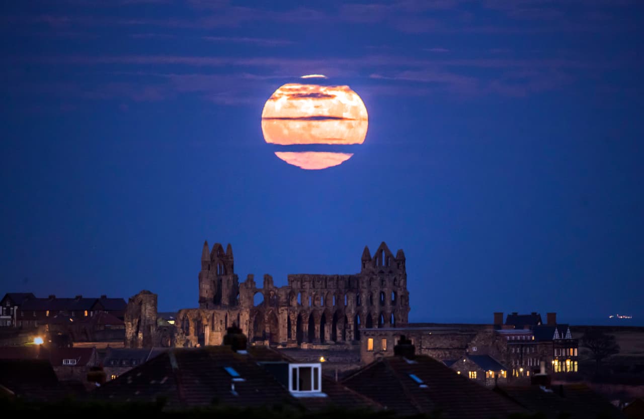 La superluna sobre las ruinas de la abadía de Whitby, al noreste de Inglaterra.