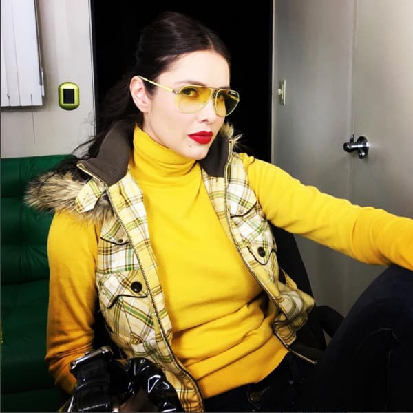 El color amarillo resalta su color de piel.