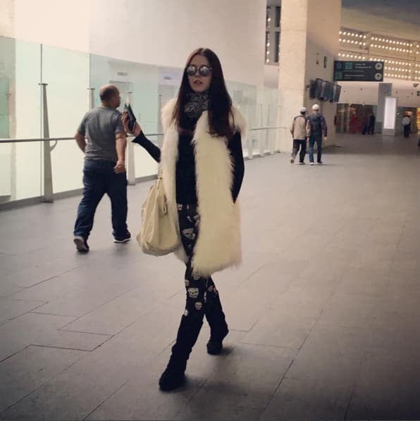 Miren este look desenfadado en el aeropuerto.