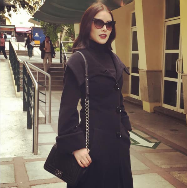 Muy elegante con el abrigo.