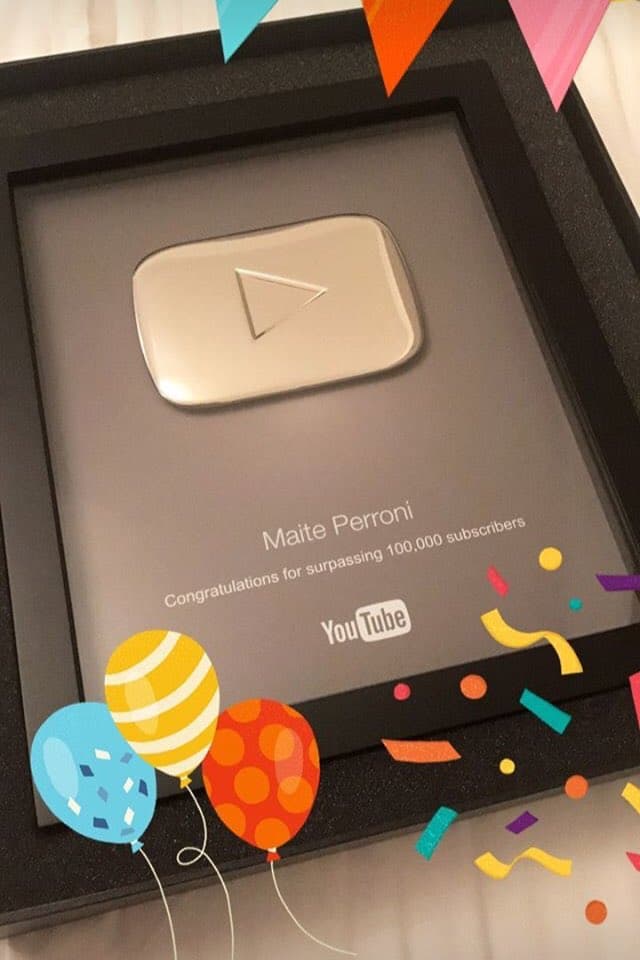 "Vayan a mi Instagram!!! @
<b>YouTubeMexico</b> me envió algo muy especial y lo subí a mis historias ... La placa de 100,000 suscriptores!!!", escribió emocionada en Twitter.