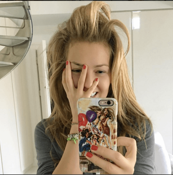 La cantante compartió esta imagen en su Instagram, en la que sólo revela un poco de su rostro recien lavado.