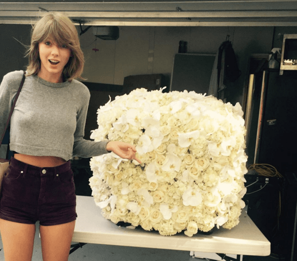 Al contrario, su cara al natural es preciosa.