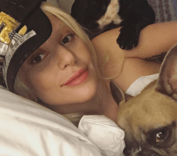 18.- LADY GAGA. La cantante Lady Gaga siempre se ha destacado por su peculiar estilo, por eso cuando la vemos sin maquillaje brinca tanto a la vista.