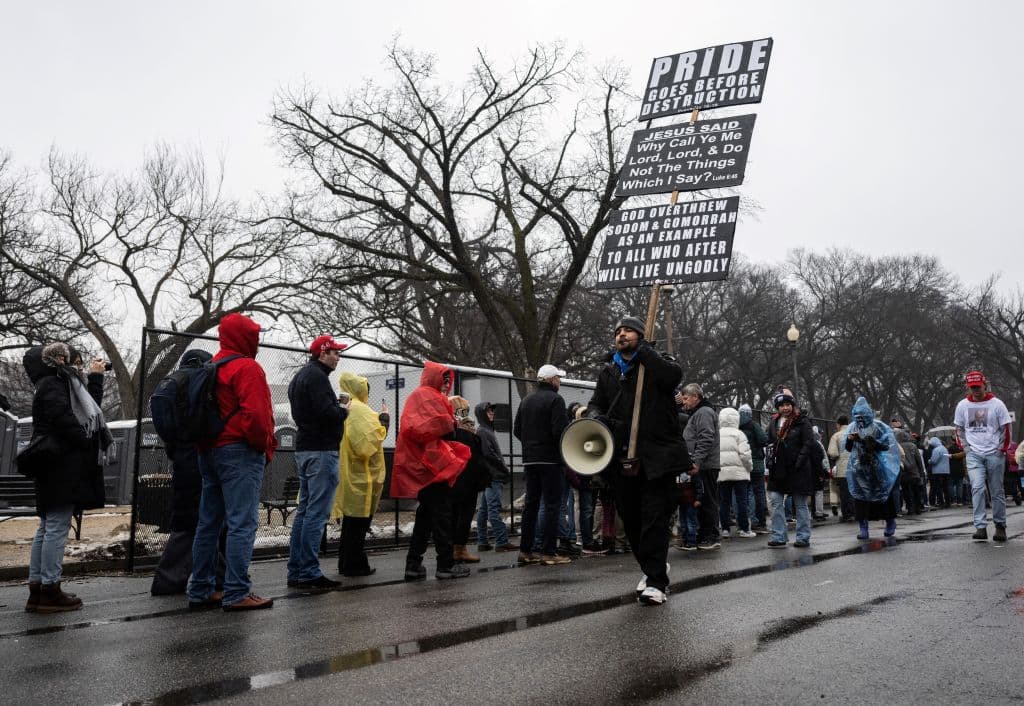 Esto no ha detenido a los simpatizantes de Donald Trump quienes mostraron su entusiasmo de asistir al evento masivo.