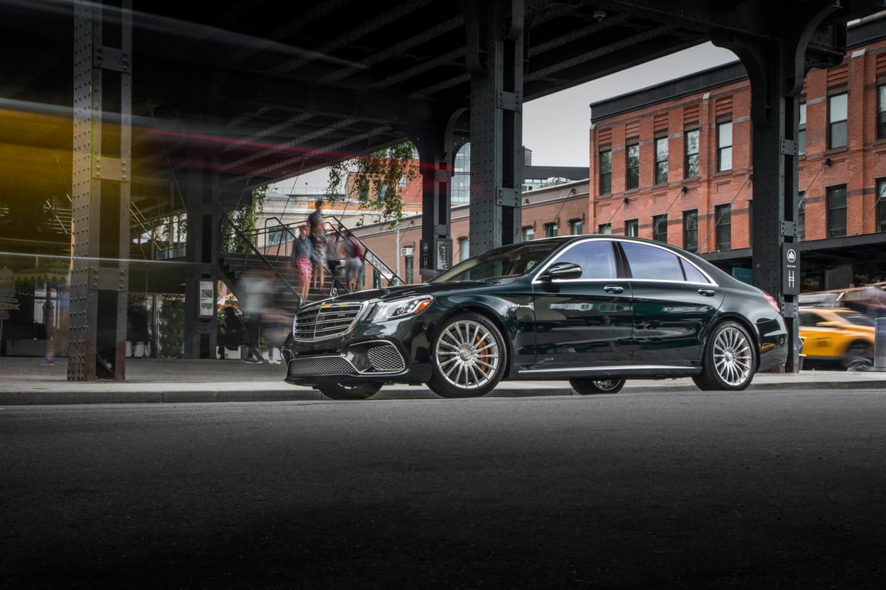 La suspensión activa adaptable del Mercedes-AMG S65 cuenta ahora con la posibilidad de inclinar el auto hasta 2.5 grados en curvas, tal y como lo haría una motocicleta amumetando las estabilidad del manejo de una manera considerable.