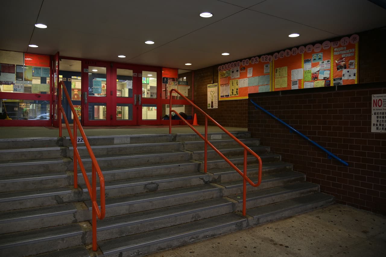 <b>Escuelas públicas </b>
<br>
<br>Las escuelas públicas de la ciudad de Nueva York ––el sistema educativo más grande de EEUU–– permancerán cerradas durante varias semanas, o incluso hasta el fin del año escolar, anunciaron autoridades esta semana. Las clases por Internet empiezan a partir de la próxima semana.
