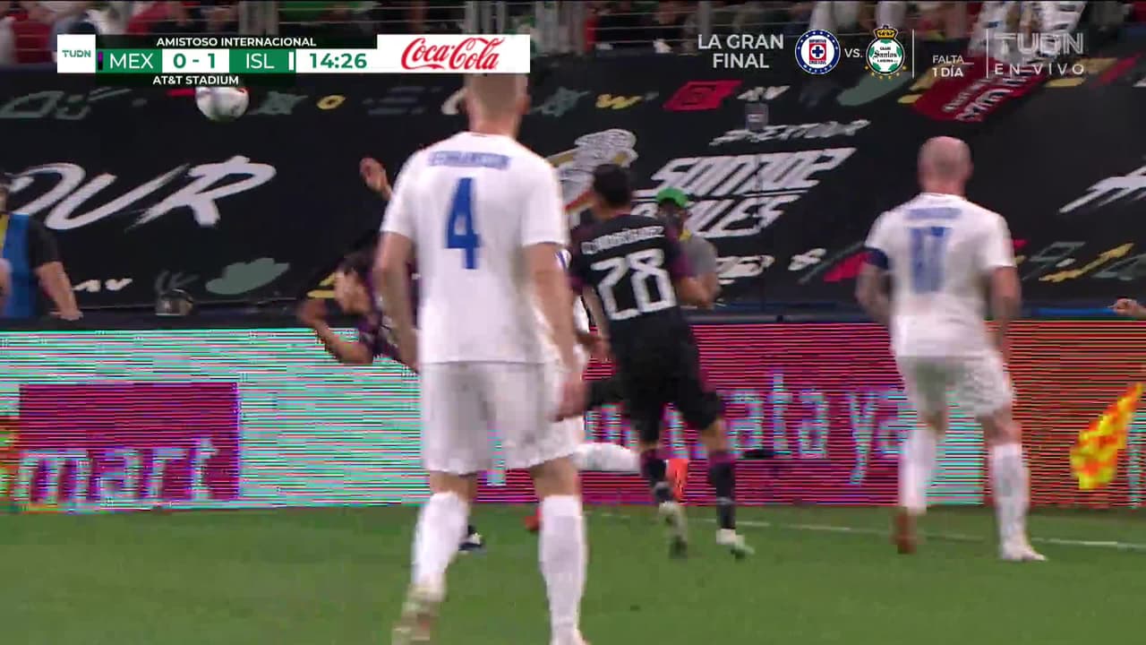 ¡AUTOGOL! de Edson Álvarez para Islandia.