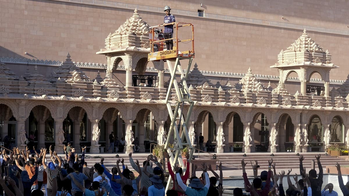 Los artesanos
<b>necesitaron un total combinado de aproximadamente 4.7 millones de horas de trabajo</b>, y voluntarios para tallar a mano, aproximadamente 2 millones de pies cúbicos de piedra.