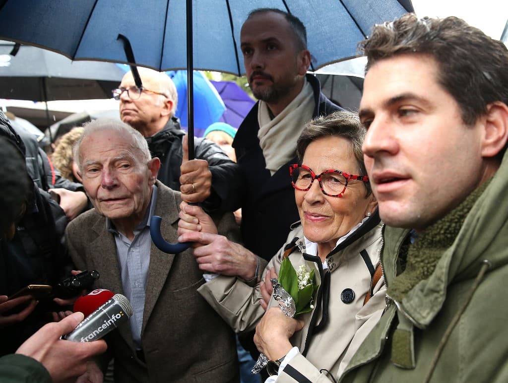 Los padres Vincent Lambert, su padre Pierre Lambert, su madre Viviane Lambert y su hermanastro David Philippon hablan a la prensa frente al hospital de Sebastopol en Reims.