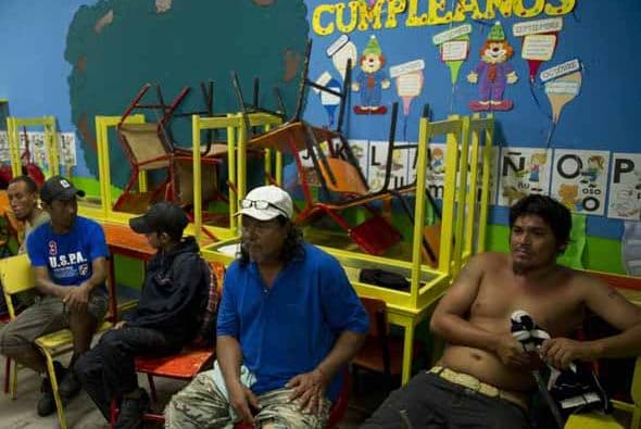 El paso del huracán Odile por las cosas mexicanas de Baja California Sur deja destrucción, evacuaciones y a cientos de casa sin energía eléctrica. Por su parte, el Sistema Meteorológico Nacional (SMN) advirtió que lluvias de muy fuertes a intensas golpearán Baja California Sur durante las próximas horas. Con la información de Univision.com