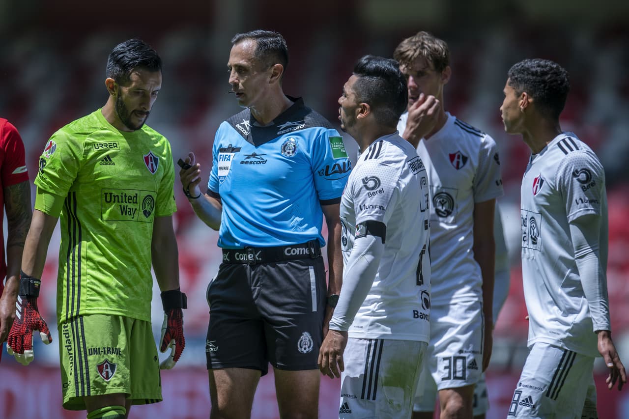 Chala le mete turbo y se va Toluca al contraataque, sin embargo el tiro sobre la portería termina con esta jugada.