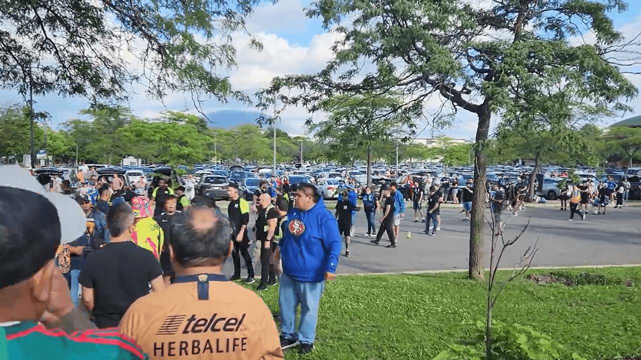 Aficionados de Pumas y Montreal se confrontan previo al juego de Leagues Cup
