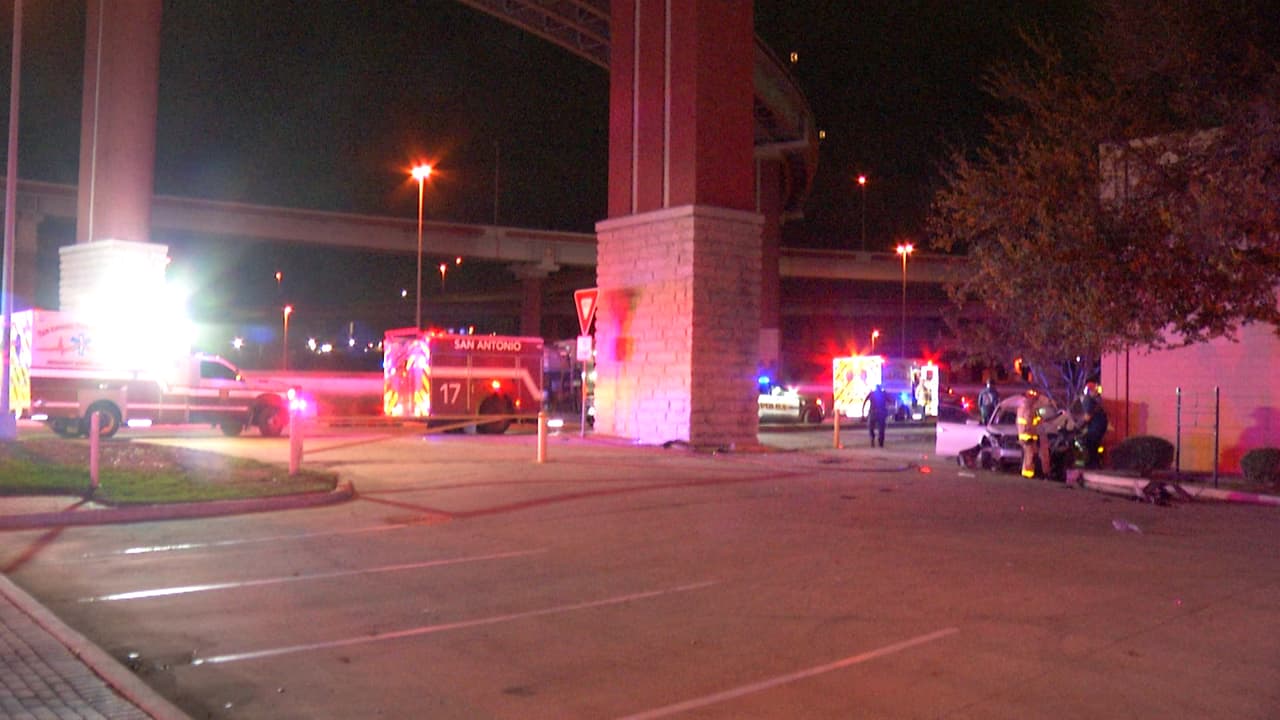 Elementos del Departamento de Bomberos de San Antonio tuvieron que sacar al conductor repartidor ya que quedó prensado dentro del vehículo.