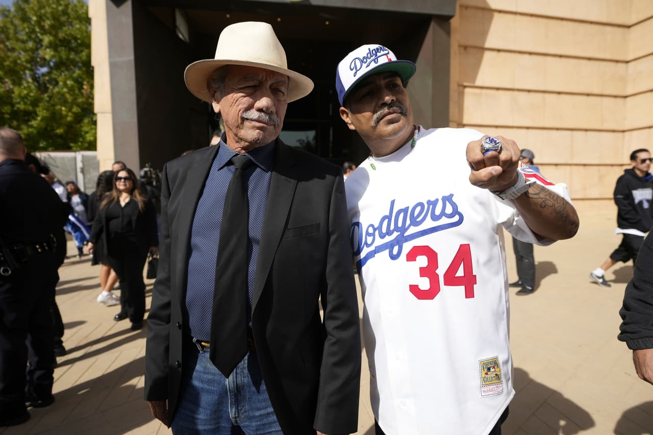 Entre los dolientes se encontraban varios exjugadores de los Dodgers, incluidos Orel Hershiser, Ron Cey, Reggie Smith, Jerry Reuss, Manny Mota, Justin Turner, Rick Sutcliffe, Nomar Garcíaparra y Jesse Orosco. También estuvieron presentes figuras importantes como el exdueño de los Dodgers Peter O’Malley, el actual presidente y CEO Stan Kasten, el COO del equipo Bob Wolfe, el asesor legal general del equipo Sam Fernández, y el actor Edward James Olmos.