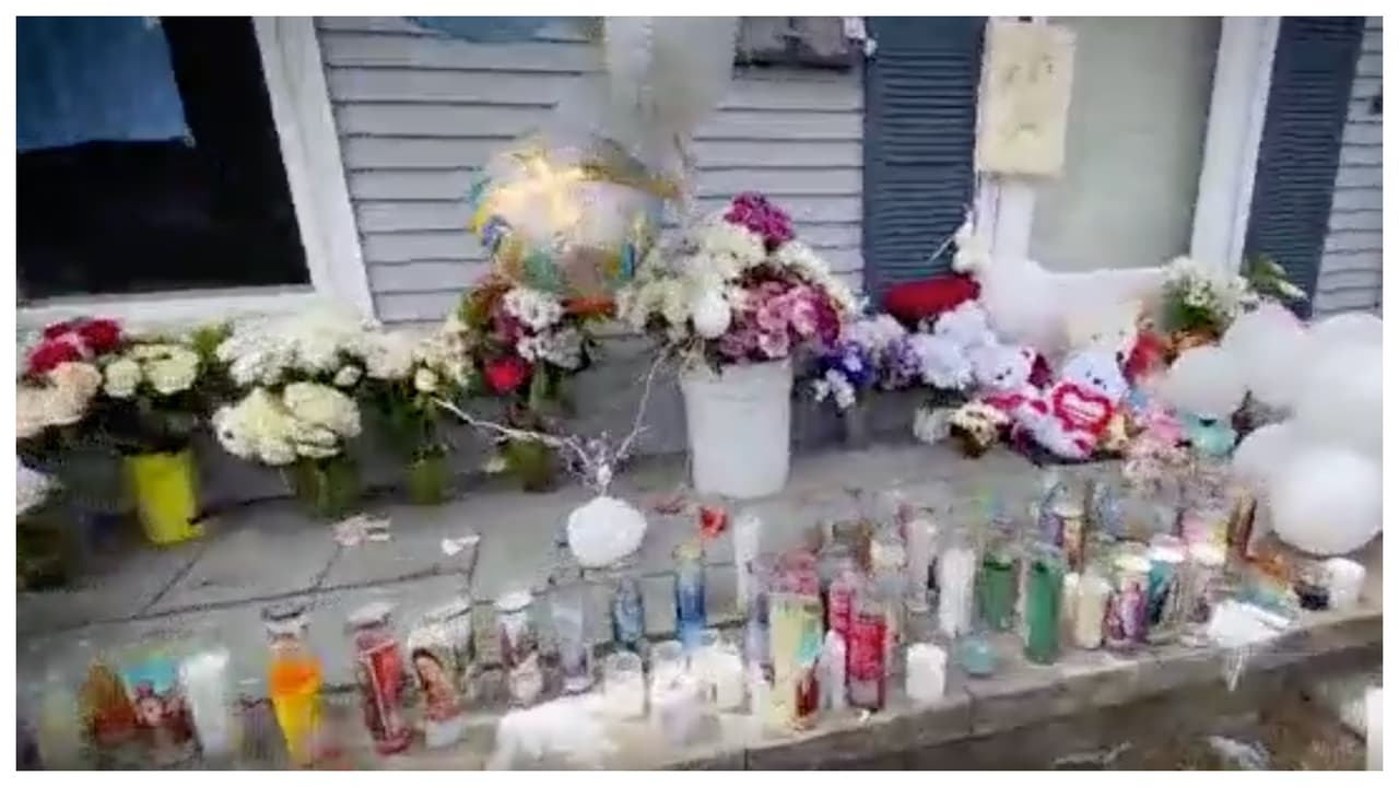 Desde que se supo la tragedia, sientos de personas han acudido al frente de su casa a dejar globos, osos de peluche y otras muestras de cariño al atribulado padre.
<b> Y todos, como él, se preguntan, qué pudo llevar a esta madre de familia a tomar una decisión tan extrema.</b>
<br>
<br>
<br>