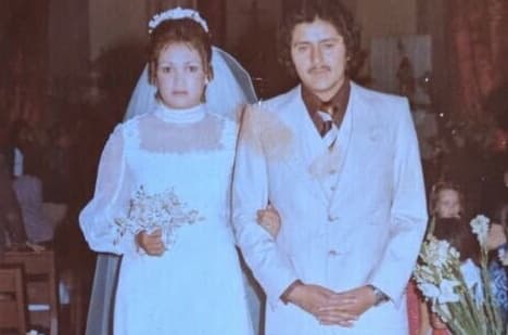 Carmen y Salvador en el dia de su matrimonio hace 42 años, el 18 de febrero de 1978. "Es mi mitad. Él ha sido mi compañero de trabajo toda la vida. Siempre juntos para todos lados. Porque siempre he estado apoyándome en lo que me gusta hacer: la cocina", dice Carmen.